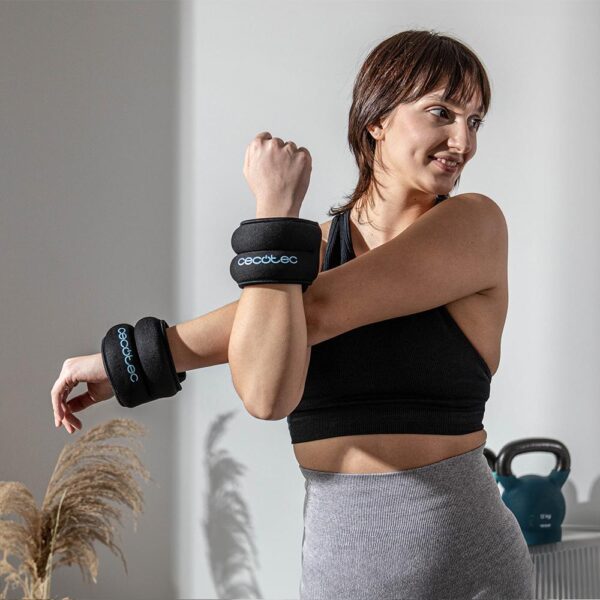 Imagen 4 Set de 2 pesas DrumFit AnkelBell 1000 Neo de Cecotec para tobillos y muñecas. Cada pesa de 1 kg está rellena de arena e incluye ajuste seguro con velcro.