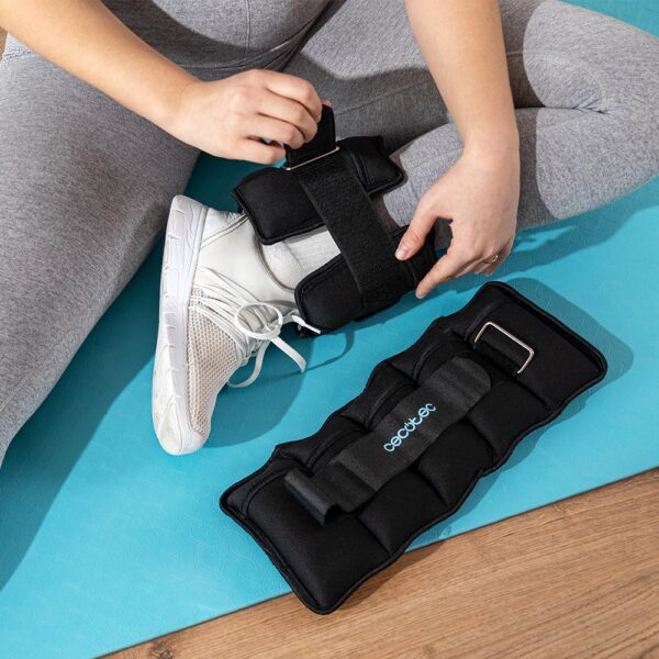 7208-Imagen-3 Imagen 3 Set de 2 pesas ajustables DrumFit AnkelBell 2500 Neo para tobillos y muñecas. Peso adaptable de 0,5 a 2,5 kg con sacos de arena y correas de velcro.