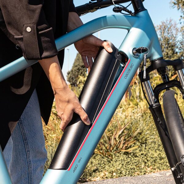 Imagen 4 Bicicleta eléctrica urbana de Cecotec con motor de 250 W, autonomía de hasta 50 km y ruedas de 28 pulgadas. Movilidad sostenible y eficiente para la ciudad.