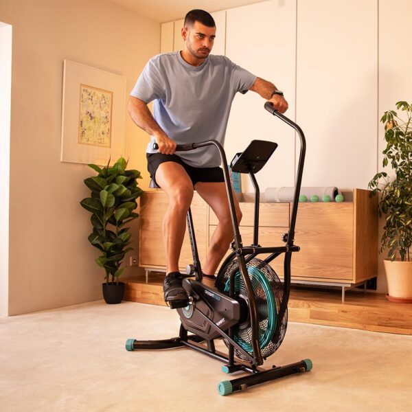 Imagen 4 La Drumfit CrossFit 2000 Eolo es una bicicleta de aire con resistencia por ventilador, pantalla LCD y sillín ajustable, ideal para entrenamiento HIIT intenso.