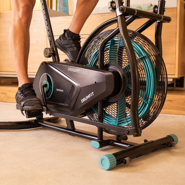 Imagen 5 La Drumfit CrossFit 2000 Eolo es una bicicleta de aire con resistencia por ventilador, pantalla LCD y sillín ajustable, ideal para entrenamiento HIIT intenso.
