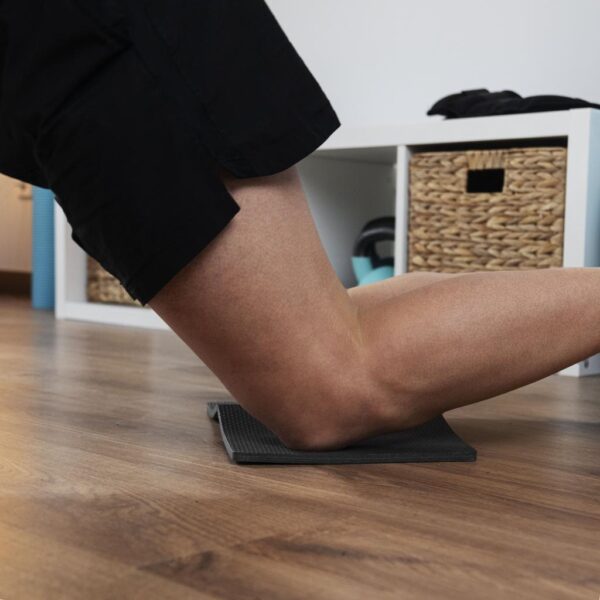 Imagen 7 Rueda abdominal Drumfit AB Fit Pro de Cecotec con rebote automático, soporte para codos y diseño compacto. Incluye esterilla antideslizante y acolchada.