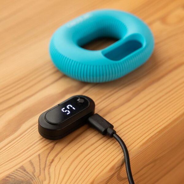 Imagen 3 Fortalecedor de antebrazo Drumfit HandFit Smart de Cecotec con pantalla LED, contador inteligente, carga USB-C, diseño antideslizante y funda de viaje.