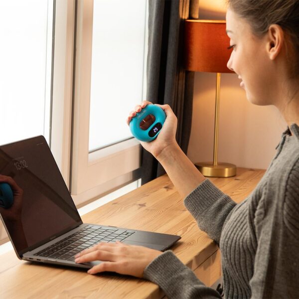 Imagen 4 Fortalecedor de antebrazo Drumfit HandFit Smart de Cecotec con pantalla LED, contador inteligente, carga USB-C, diseño antideslizante y funda de viaje.