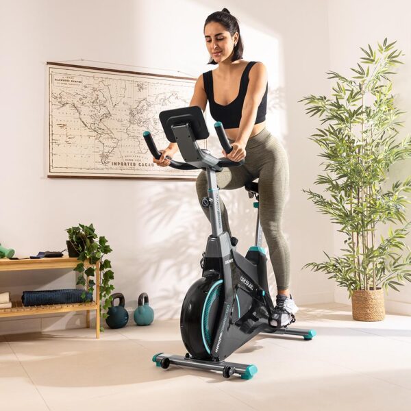 Imagen 3 Bicicleta indoor motorizada con resistencia magnética, volante de 10 kg, pantalla LCD táctil, pulsómetro y conexión APP para un entrenamiento inmersivo.