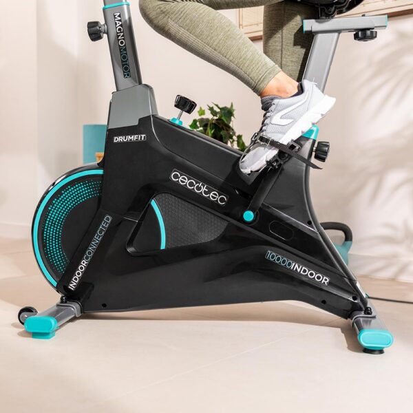 Imagen 5 Bicicleta indoor motorizada con resistencia magnética, volante de 10 kg, pantalla LCD táctil, pulsómetro y conexión APP para un entrenamiento inmersivo.