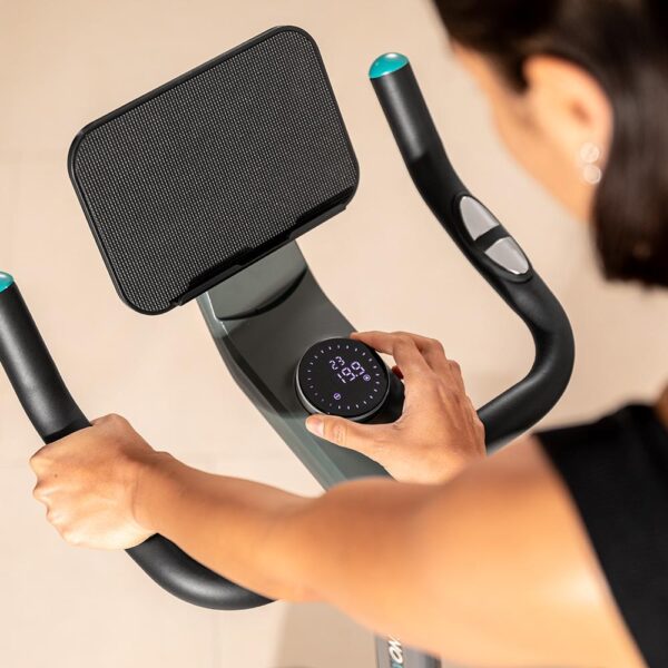 Imagen 6 Bicicleta indoor motorizada con resistencia magnética, volante de 10 kg, pantalla LCD táctil, pulsómetro y conexión APP para un entrenamiento inmersivo.