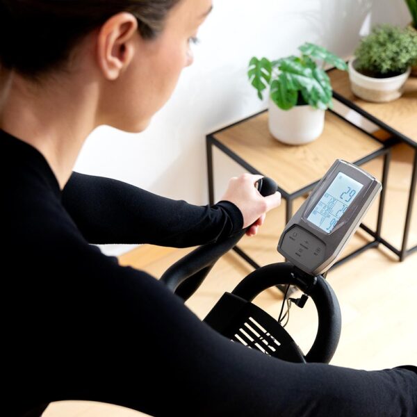 Imagen 5 Bicicleta de spinning Drumfit Indoor 24000 Race Sprint con volante de 24 kg, resistencia por fricción, pulsómetro, pantalla LCD y conectividad con APP.