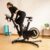 Imagen 5 Bicicleta indoor profesional con motor de 800W y volante de inercia de 10 kg. Destaca por sus 32 niveles de resistencia, 16 de inclinación y conexión a APP.
