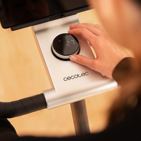 Imagen 6 Bicicleta indoor profesional con motor de 800W y volante de inercia de 10 kg. Destaca por sus 32 niveles de resistencia, 16 de inclinación y conexión a APP.