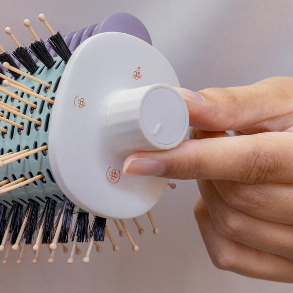 Imagen 7 Cepillo de aire CeramicCare Allin1 de 1500 W. Seca, moldea, alisa y da volumen con 3 direcciones de aire y revestimiento cerámico para un cabello brillante.