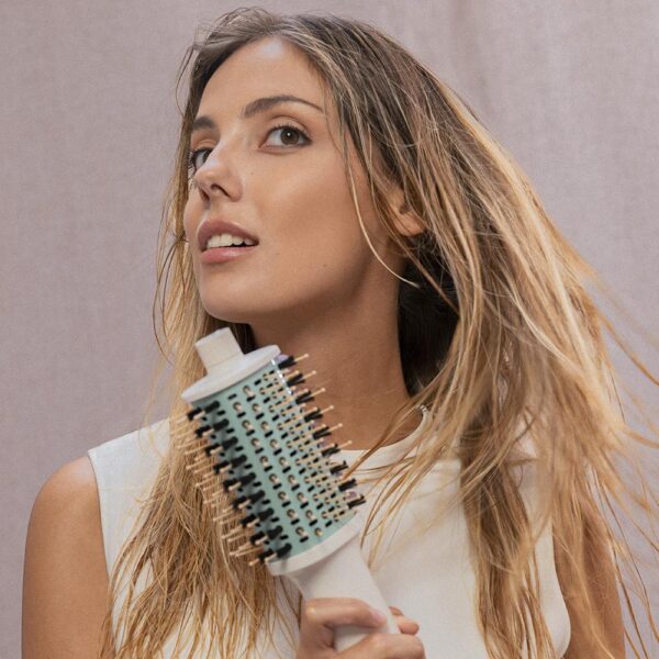 Imagen 8 Cepillo de aire CeramicCare Allin1 de 1500 W. Seca, moldea, alisa y da volumen con 3 direcciones de aire y revestimiento cerámico para un cabello brillante.
