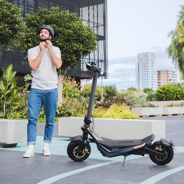 Imagen 3 Patinete eléctrico Cecotec Bongo Serie Doble Z 75 con motor dual de 2200W, batería de 60V y 16000 mAh. Ofrece hasta 75 km de autonomía y supera pendientes del 15%.