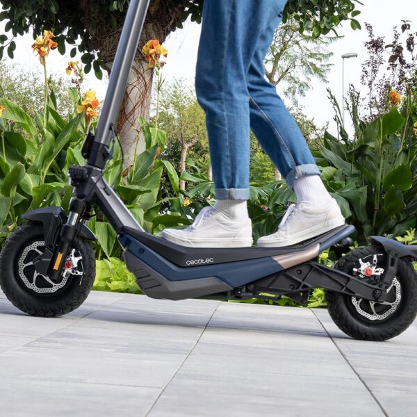 Imagen 5 Patinete eléctrico Cecotec Bongo Serie Doble Z 75 con motor dual de 2200W, batería de 60V y 16000 mAh. Ofrece hasta 75 km de autonomía y supera pendientes del 15%.