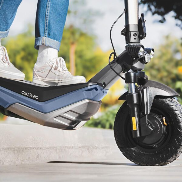 Imagen 6 Patinete eléctrico Cecotec Bongo Serie Doble Z 75 con motor dual de 2200W, batería de 60V y 16000 mAh. Ofrece hasta 75 km de autonomía y supera pendientes del 15%.