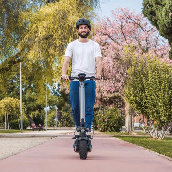 Imagen 7 Patinete eléctrico Cecotec Bongo Serie Doble Z 75 con motor dual de 2200W, batería de 60V y 16000 mAh. Ofrece hasta 75 km de autonomía y supera pendientes del 15%.