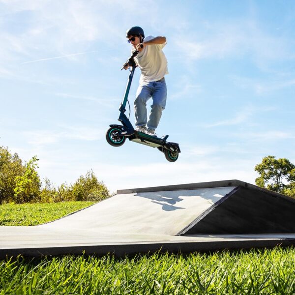 Imagen 4 Patinete eléctrico Bongo Serie Y65 de Cecotec con 1200 W de potencia máxima, autonomía de 65 km y batería de 48V. Ideal para pendientes del 15 % y movilidad urbana.