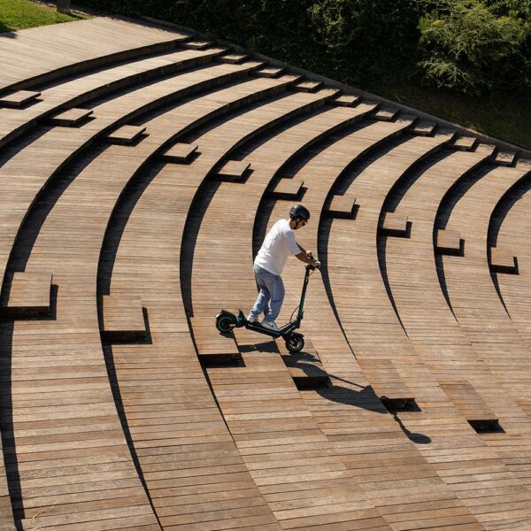 Imagen 6 Patinete eléctrico Bongo Serie Y65 de Cecotec con 1200 W de potencia máxima, autonomía de 65 km y batería de 48V. Ideal para pendientes del 15 % y movilidad urbana.