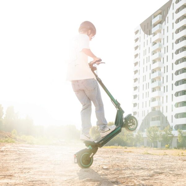 Imagen 7 Patinete eléctrico Bongo Serie Y65 de Cecotec con 1200 W de potencia máxima, autonomía de 65 km y batería de 48V. Ideal para pendientes del 15 % y movilidad urbana.