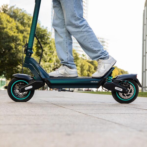 Imagen 8 Patinete eléctrico Bongo Serie Y65 de Cecotec con 1200 W de potencia máxima, autonomía de 65 km y batería de 48V. Ideal para pendientes del 15 % y movilidad urbana.