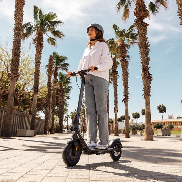 Imagen 5 Patinete eléctrico Cecotec Bongo D20 XL Connected con 630 W de potencia máxima, 20 km de autonomía y App. Homologado según la normativa española de tráfico.
