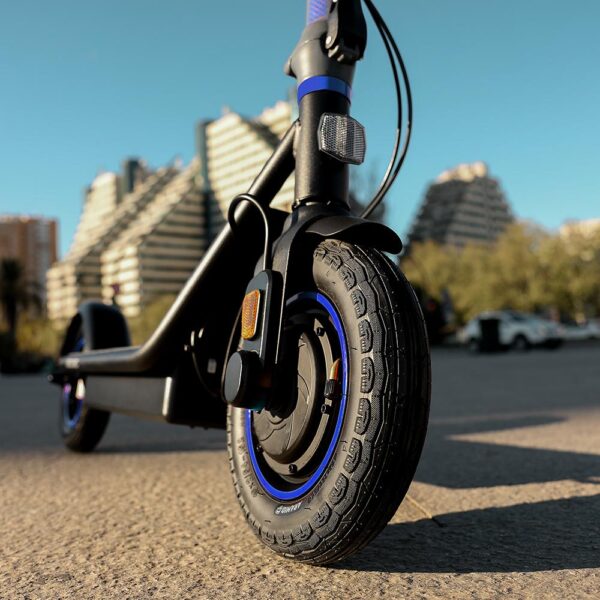 Imagen 7 Patinete eléctrico Cecotec Bongo D20 XL Connected con 630 W de potencia máxima, 20 km de autonomía y App. Homologado según la normativa española de tráfico.