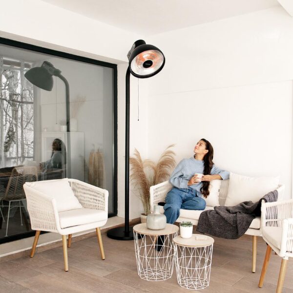 Imagen 4 Calefactor exterior de 2100 W con resistencia de carbono. Cuenta con 3 niveles de potencia, altura ajustable y protección IP24 ideal para terrazas y jardines.