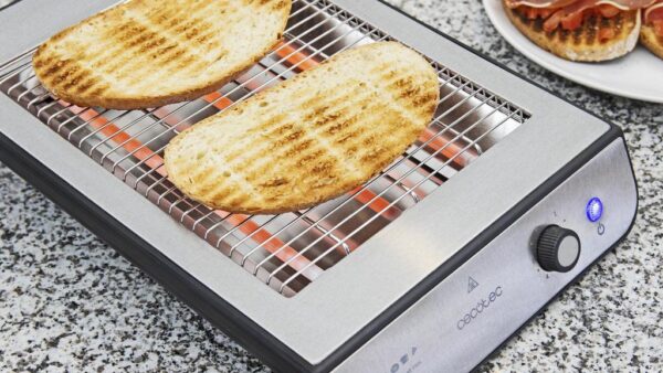 Imagen 4 Tostador plano horizontal de 900 W con acabados en acero inoxidable. Cuenta con 3 resistencias de cuarzo, 6 niveles y bandeja recogemigas para un uso eficiente.