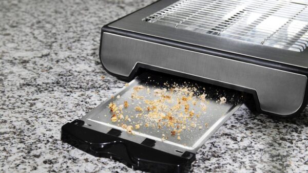 Imagen 5 Tostador plano horizontal de 900 W con acabados en acero inoxidable. Cuenta con 3 resistencias de cuarzo, 6 niveles y bandeja recogemigas para un uso eficiente.