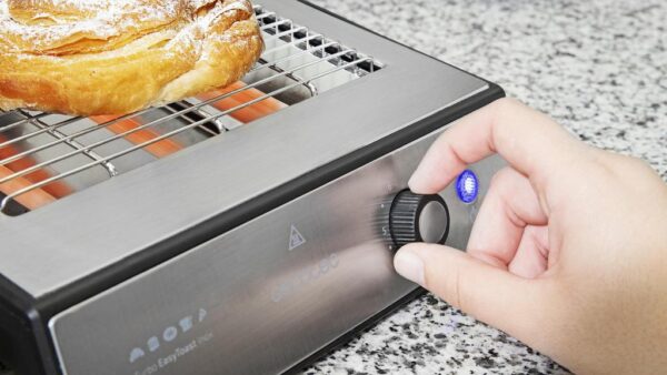 Imagen 7 Tostador plano horizontal de 900 W con acabados en acero inoxidable. Cuenta con 3 resistencias de cuarzo, 6 niveles y bandeja recogemigas para un uso eficiente.