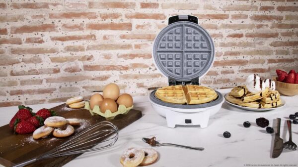Imagen 6 Gofrera eléctrica 3 en 1 de 700 W con diseño circular. Incluye placas intercambiables con revestimiento RockStone ecológico para gofres, donuts y muffins.