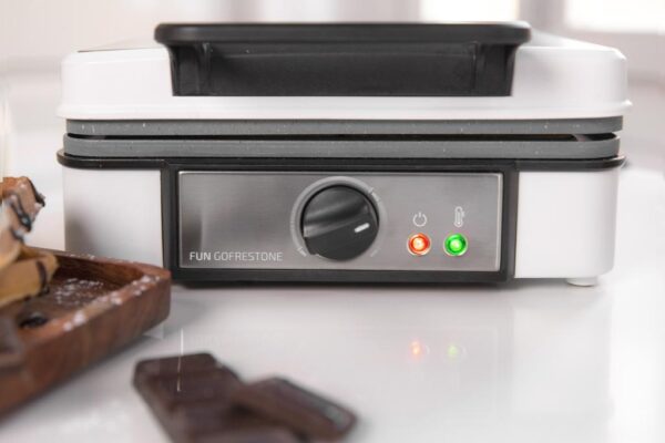 Imagen 6 Gofrera eléctrica de 1200 W con acabados en acero inoxidable. Prepara 4 gofres con revestimiento RockStone antiadherente y potencia regulable.