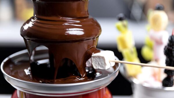 Imagen 4 Fuente de chocolate Fun Chocolicious de 90 W con diseño retro. Torre de acero inoxidable con 3 niveles de cascada fluida. Desmontable y fácil de limpiar.