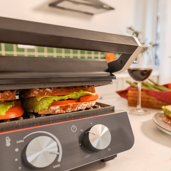 Imagen 8 Parrilla eléctrica de 2200 W con placas RockStone extraíbles y apertura 180º. Control digital de tiempo y temperatura para un cocinado preciso y fácil limpieza.