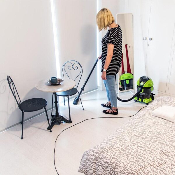 Imagen 4 Aspirador de sólidos y líquidos Cecotec de 1400 W con función soplador, regulador de potencia, depósito de 15 L y tubo metálico para una limpieza profunda.