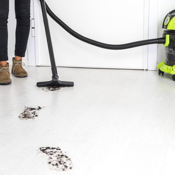 Imagen 5 Aspirador de sólidos y líquidos Cecotec de 1400 W con función soplador, regulador de potencia, depósito de 15 L y tubo metálico para una limpieza profunda.