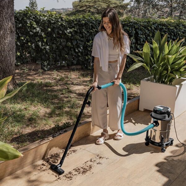 8113-Imagen-6 Imagen 6 Aspirador de sólidos y líquidos Conga Rockstar Wet & Dry Steel con 1200 W de potencia, depósito metálico de 16 L y gran resistencia para limpiezas exigentes.