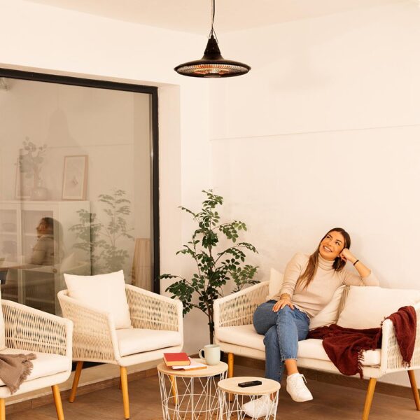 8262-Imagen-4 Imagen 4 Calefactor de exterior de techo con 1500 W de potencia. Cuenta con sistema de calefacción halógena, protección IP55 y mando a distancia para un control total.