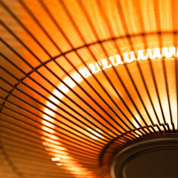 8262-Imagen-6 Imagen 6 Calefactor de exterior de techo con 1500 W de potencia. Cuenta con sistema de calefacción halógena, protección IP55 y mando a distancia para un control total.