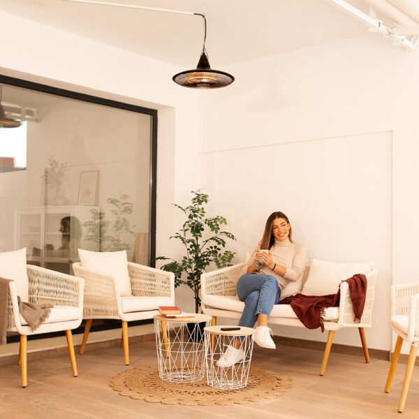 8262-Imagen-8 Imagen 8 Calefactor de exterior de techo con 1500 W de potencia. Cuenta con sistema de calefacción halógena, protección IP55 y mando a distancia para un control total.