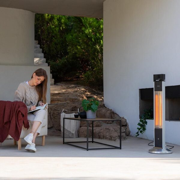 8264-Imagen-4 Imagen 4 Calefactor halógeno de exterior de torre con 2000 W. Cuenta con 3 niveles de potencia, protección IP55 contra agua, pantalla LED y mando a distancia.