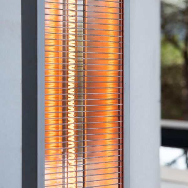 8264-Imagen-5 Imagen 5 Calefactor halógeno de exterior de torre con 2000 W. Cuenta con 3 niveles de potencia, protección IP55 contra agua, pantalla LED y mando a distancia.