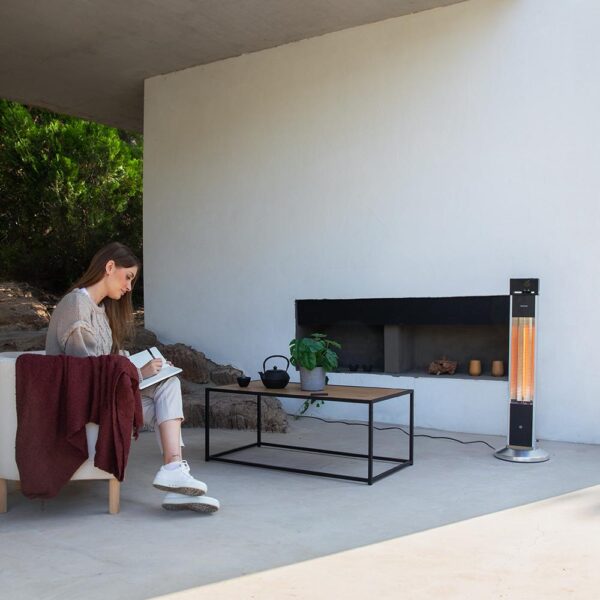 8264-Imagen-6 Imagen 6 Calefactor halógeno de exterior de torre con 2000 W. Cuenta con 3 niveles de potencia, protección IP55 contra agua, pantalla LED y mando a distancia.