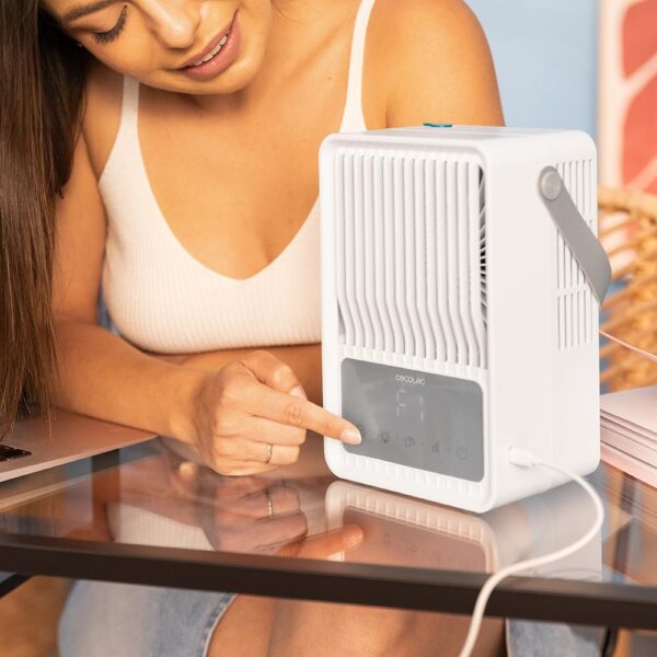 8358-Imagen-5 Imagen 5 Climatizador de sobremesa con depósito de 500 ml y pantalla táctil. Sistema silencioso con temporizador y diseño compacto para la climatización personal.