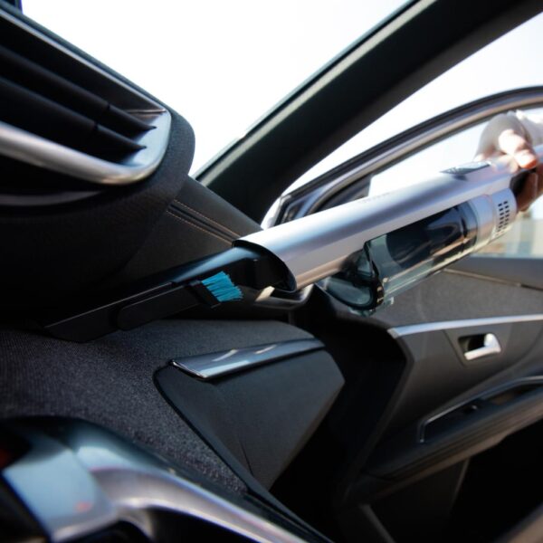 Imagen 7 Aspiradora de mano con motor Digital Brushless de 90 W, 13 kPa de succión y 40 min de autonomía. Incluye base de carga y accesorios para hogar y coche.