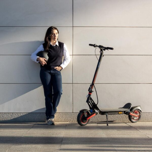 Imagen 4 Patinete eléctrico Cecotec Bongo D40 XL Suspension Connected con 800W de potencia, 40 km de autonomía y doble suspensión para un confort total en ciudad.