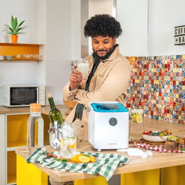 Imagen 5 Máquina de hielo compacta de 120 W con producción de 12 kg diarios. Diseño portátil, función de autolimpieza y panel de control intuitivo para cubitos rápidos.