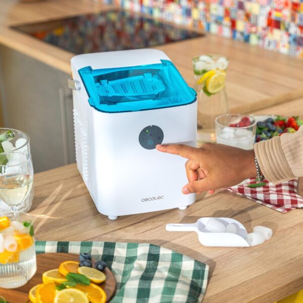 Imagen 6 Máquina de hielo compacta de 120 W con producción de 12 kg diarios. Diseño portátil, función de autolimpieza y panel de control intuitivo para cubitos rápidos.