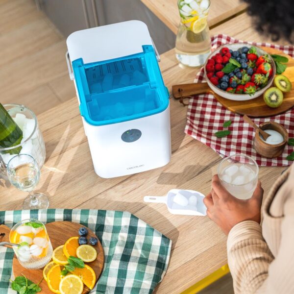 Imagen 7 Máquina de hielo compacta de 120 W con producción de 12 kg diarios. Diseño portátil, función de autolimpieza y panel de control intuitivo para cubitos rápidos.