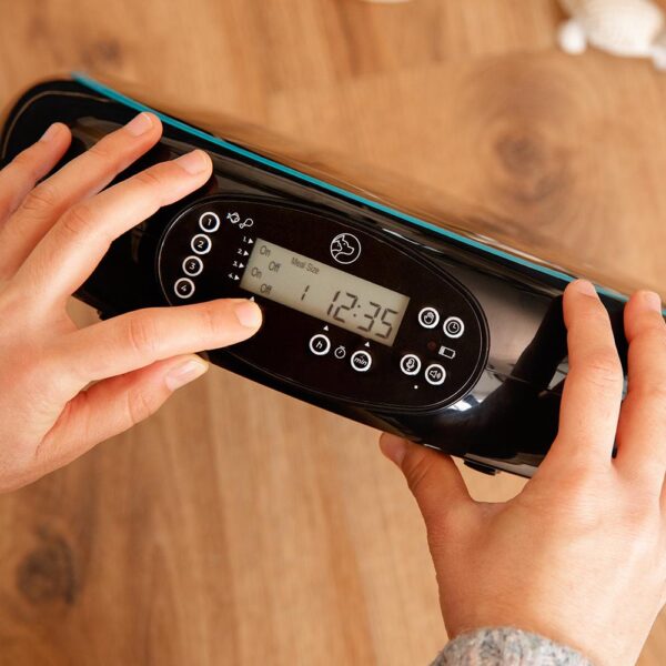 9562-Imagen-7 Imagen 7 Cuida la alimentación de tus mascotas con el dispensador automático Cecotec Pumba 1600 Purrfect Meal. Incluye capacidad de 1,6L y cuatro compartimentos.